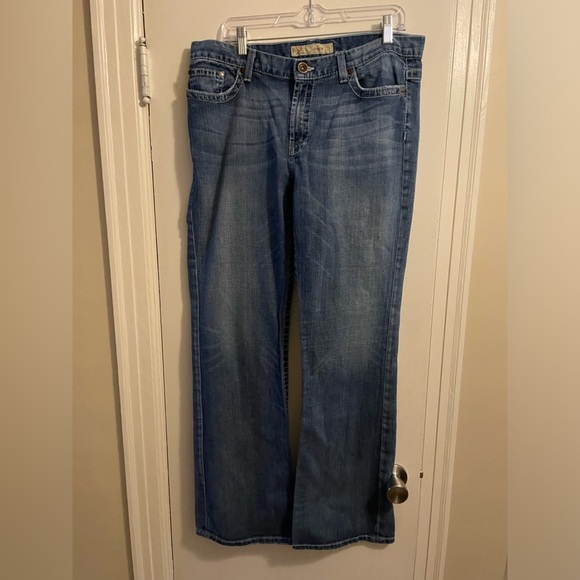 BKE Women’s Distressed Drew Bootcut Medium Wash Buckle Jeans Size 32 x 33 1/2 - Picture 1 of 15